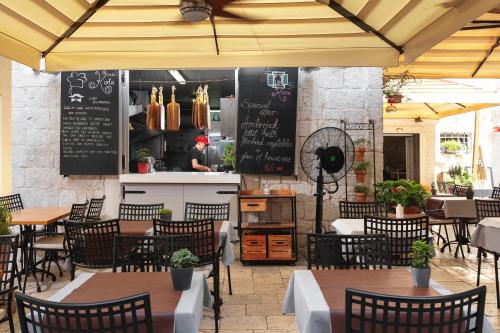 Restaurace v ubytování Rooms with WiFi Split - 20108