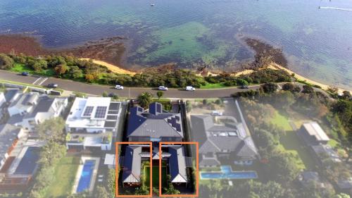 una vista aérea de una casa junto al agua en Earimil Villas - Waterfront, en Mount Eliza