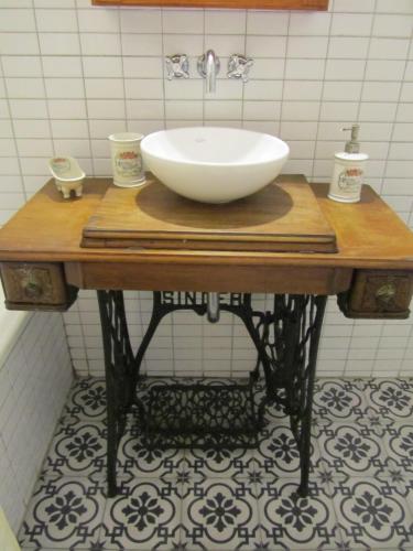 lavabo en una mesa de madera en el baño en Chez Dali Palermo Hollywood en Buenos Aires