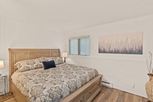 a bedroom with a bed and a window at Mountainside Easy Walk to Gondola Updated Condo in Steamboat Springs