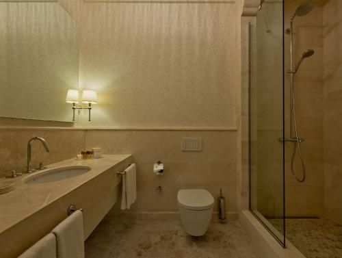 Koupelna v ubytování Vialand Palace Hotel