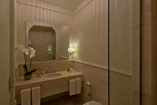 Family Suite King and Twin Bed with Garden Access
