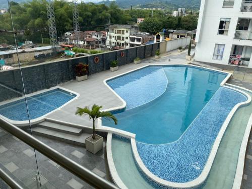 Vista de la piscina de Hermoso apto con piscina y parqueadero privado o d'una piscina que hi ha a prop