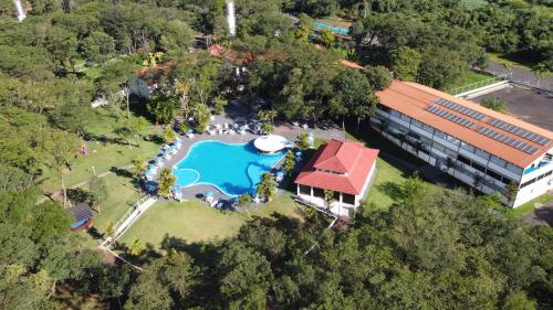 an overhead view of a building with a swimming pool at Hotel Água Das Araras in Paraguaçu Paulista
