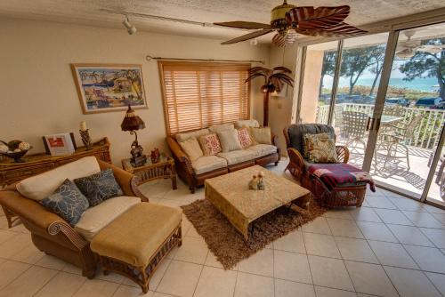 A seating area at Lovely Gulf View Walk To Beach All Appliances