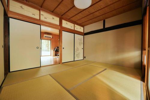 Postel nebo postele na pokoji v ubytování 目の前が吉野川・雨天でも屋外体験ができる絶景の一軒家