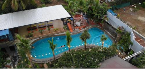 einen Blick über den Pool eines Resorts in der Unterkunft Boss cà phê & Homestay in Chi Lăng