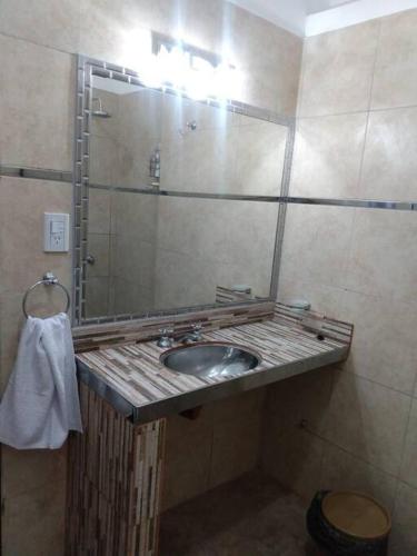 y baño con lavabo y espejo. en Guicarodia II en Salta