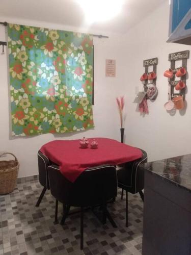 una mesa en una cocina con mantel rojo en Guicarodia II en Salta