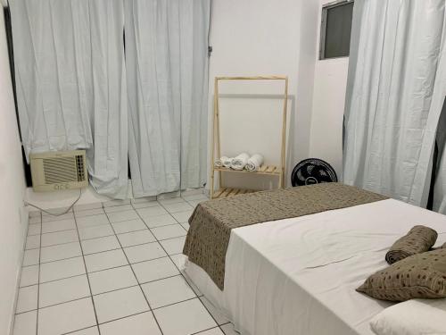 1 dormitorio con cama y espejo. en Rua da Aurora, en Recife