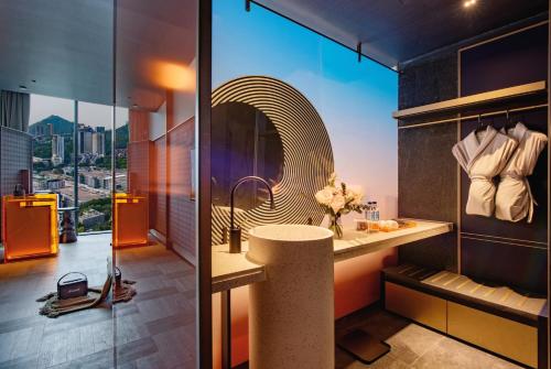 uma casa de banho com um lavatório e um espelho em The Clouds Apartment em Shenzhen
