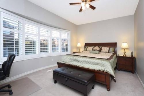 um quarto com uma cama e uma ventoinha de tecto em Modern & Spacious 2 Bedrooms+2 Bathrooms Bungalow in Oakville em Oakville