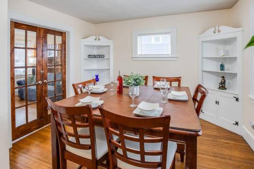 comedor con mesa de madera y sillas en Charming Steps to Strong/UofR by Airport/Dwnt/RIT, en Rochester