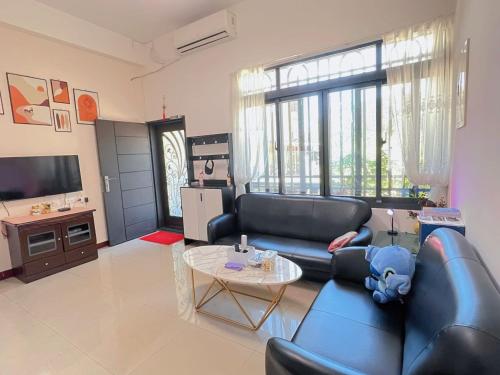 ein Wohnzimmer mit einem Sofa und einem Tisch in der Unterkunft Dear B&B Building II in Jincheng