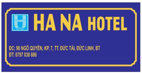 un panneau indiquant l'hôtel haaa avec une écriture jaune dans l'établissement Ha Na Đức Linh, 