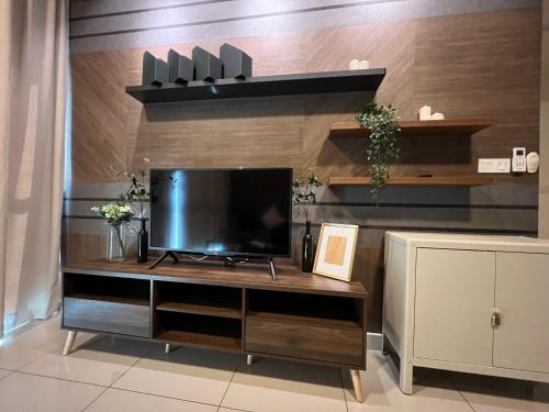 TV a/nebo společenská místnost v ubytování Luxurious Rustic Suite Conezion Botanical Garden IOI City Mall Putrajaya 5 plus 1 Paxs 3 Rooms 2 Baths