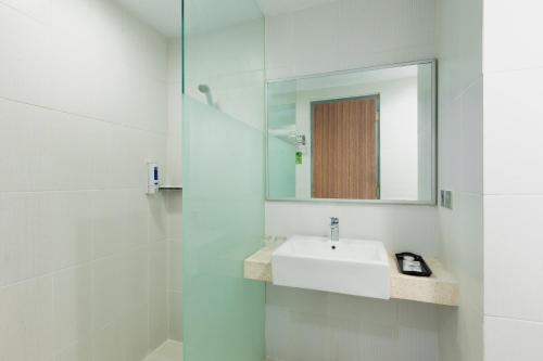 Koupelna v ubytování Burza Hotel Yogyakarta