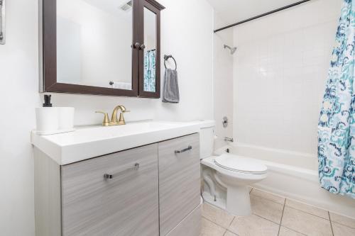 bagno bianco con lavandino e servizi igienici di Exquisite Downtown Loft Apartment a Hartford
