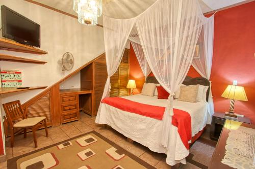 ein Schlafzimmer mit einem Himmelbett in der Unterkunft La Mexicana Hotel Boutique in San Miguel de Allende