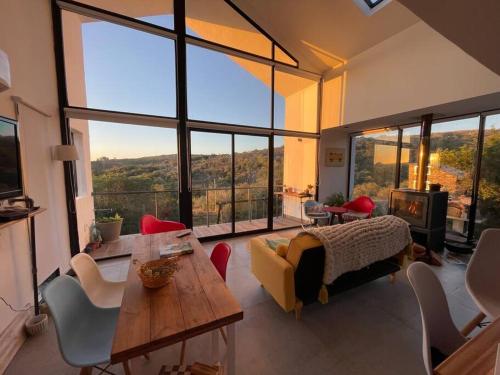 sala de estar con mesa y ventana grande en Diseño confort, tina a pasos de la cañada, en Villa Serrana