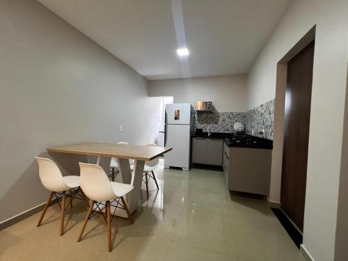 a kitchen with a table and chairs and a refrigerator at Apartamento inteiro dois quartos próximo ao Centro in Manaus