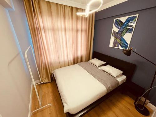 Dormitorio pequeño con cama y lámpara en Fully equipped apartment, Fatih en Estambul