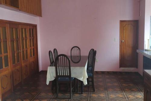 uma sala de jantar com uma mesa e cadeiras num quarto em Hermoso Departamento todas las comodidades WiFi em Tuxtla Gutiérrez