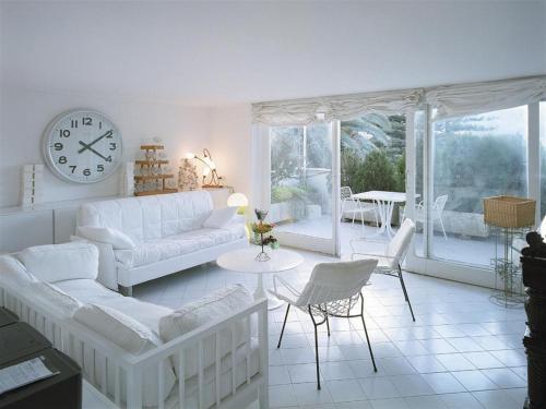 ソレントにあるCasa Correaleのリビングルーム(白い家具、壁掛け時計付)