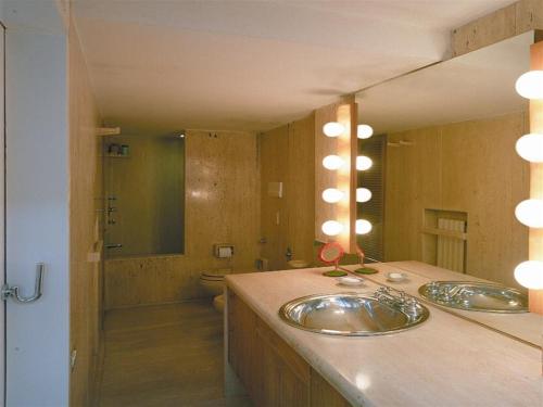 ソレントにあるCasa Correaleのバスルーム(洗面台2台、トイレ付)