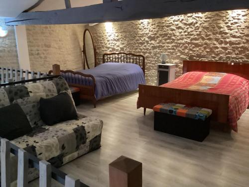 - une chambre avec un lit, un lit et un canapé dans l'établissement Maison 4 pers proche chatelaillon plage, à Ballon