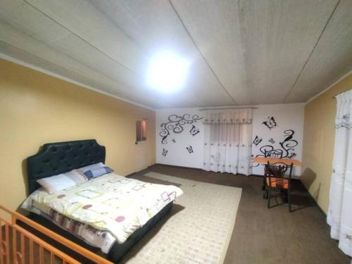 ein Schlafzimmer mit einem Bett und einem Tisch darin in der Unterkunft Departamento Independiente Carnaval Oruro 2023 in Oruro