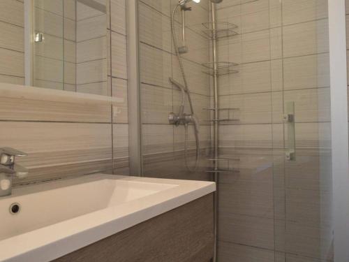 une salle de bain avec un lavabo blanc et une douche dans l'établissement Appartement 4 pers avec terrasse et parking, plage à 150 m - Cap d'Agde - FR-1-249-27, au Cap d'Agde