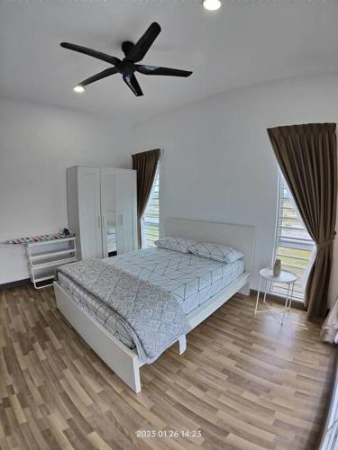 1 dormitorio con 1 cama y ventilador de techo en Prima Guest House - Puncak Alam Homestay Mus-lim friendly en Bandar Puncak Alam