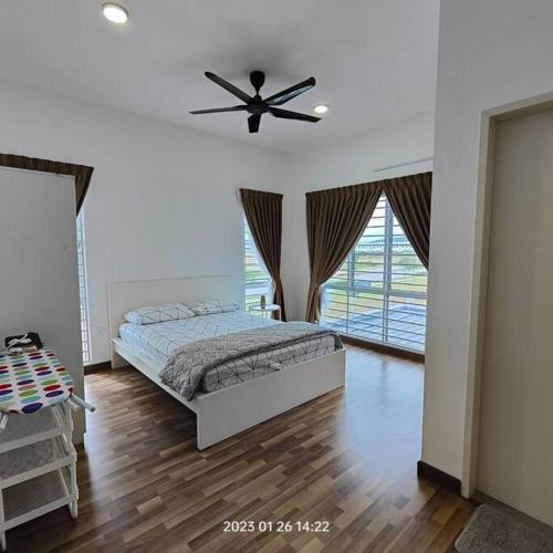 a bedroom with a bed and a ceiling fan at Prima Guest House - Puncak Alam Homestay Mus-lim friendly in Bandar Puncak Alam