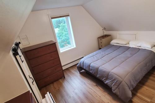 a bedroom with a large bed and a window at Luxury DT Cottage - Free Parking - Self Check-In in Anchorage