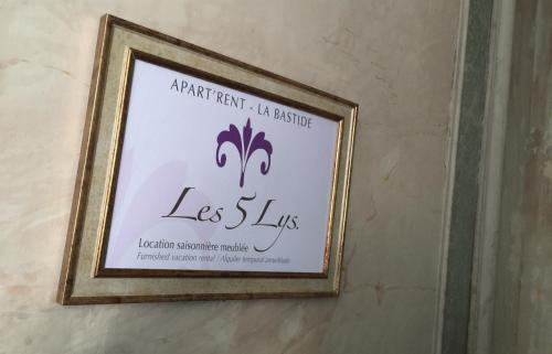 a picture of a sign on a wall at Apartments Les 5 LYS - Quartier La Bastide in Carcassonne