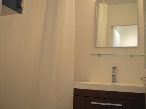 y baño con lavabo y espejo. en Appartement Le Lavandou, 1 pièce, 4 personnes - FR-1-251-269, en Le Lavandou
