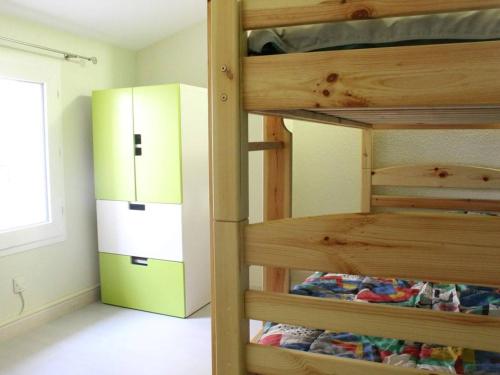 ドリュ・ドレロンにあるMaison Dolus-d'Oléron, 3 pièces, 4 personnes - FR-1-246A-330の二段ベッド2台、冷蔵庫が備わる客室です。