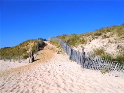 Photo de la galerie de l'établissement Appartement T2 avec loggia, parking privé et vue mer à 50m de la plage - St Hilaire de Riez - FR-1-324A-20, à Saint-Hilaire-de-Riez