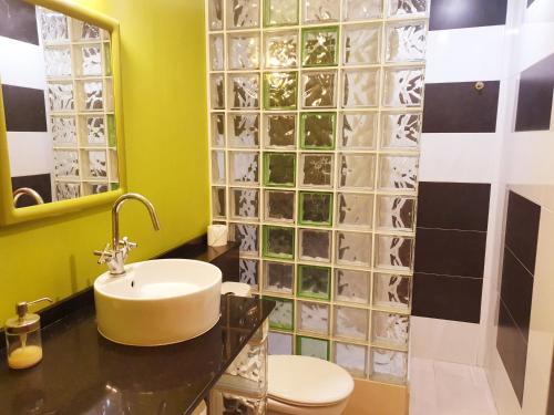 y baño con lavabo, aseo y espejo. en Apartamento Llibertat centro en Vilanova i la Geltrú