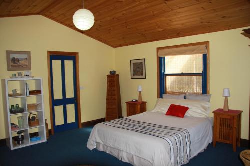 Ένα ή περισσότερα κρεβάτια σε δωμάτιο στο Candlebark Retreat