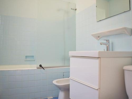 une salle de bain avec toilettes, lavabo et miroir dans l'établissement Villa californienne 4 chambres, terrasse vue mer, parking, animaux admis - FR-1-251-310, au Lavandou
