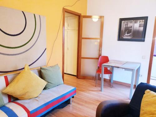 a living room with a couch and a table at Apartamento Llibertat centro in Vilanova i la Geltrú