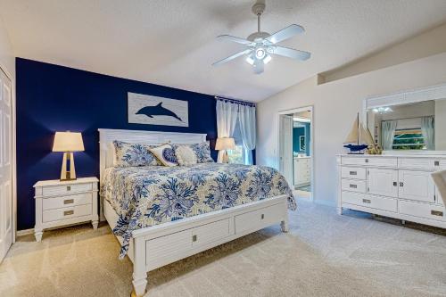 ein Schlafzimmer mit einem Bett und einer blauen Wand in der Unterkunft R-Time in Sebastian