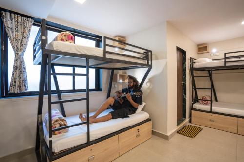 Кровать или кровати в номере Zostel Mumbai