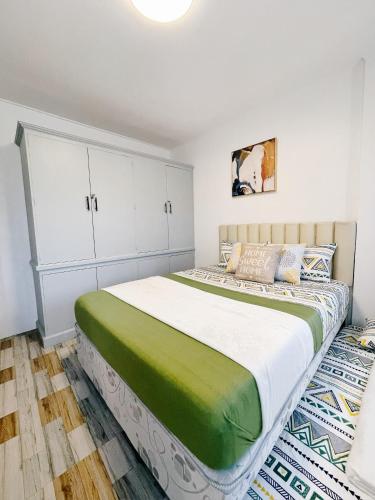 1 dormitorio con 1 cama grande y armarios blancos en Ana's Haven Olongapo/Subic (East Bajac-Bajac) en Olongapo