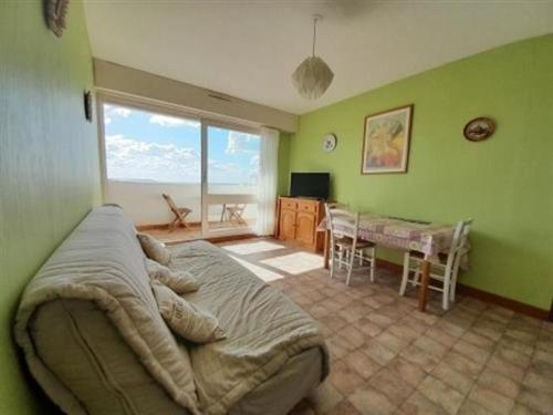 une chambre avec un lit et une salle à manger avec une table dans l'établissement Appartement Plage Direct, 1 Chambre, 4 Couchages, Non-Fumeur - FR-1-324A-23, à Saint-Hilaire-de-Riez