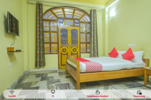 sypialnia z łóżkiem i drzwiami z czerwonymi poduszkami w obiekcie Capital O Parasol Inn w mieście Tādong