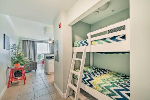 een slaapkamer met 2 stapelbedden en een bureau bij Gulf Shores Vacation Rental Walk to Beach! in Gulf Shores