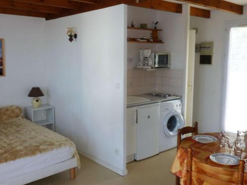 Cette petite chambre comprend un lit et un lave-linge. dans l'établissement Appartement 5 pers, près plage, balcon, parking, La Cotinière - FR-1-246A-89, à Saint-Pierre-dʼOléron